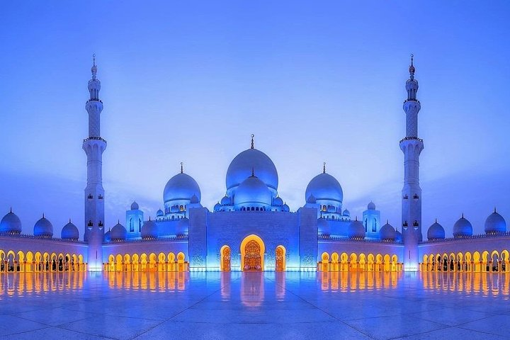 Experience the stunning architectural beauty of Sheikh Zayed Grand Mosque where intricate designs and serene reflections create a perfect backdrop for unforgettable memories in Abu Dhabi.
